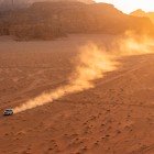 Safari cu jeep-ul în deșertul Wadi Rum, o experiență unică printre peisaje spectaculoase, dune nisipoase și tradiții beduine autentice.