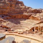 Amfiteatrul roman din Petra, săpat în stâncă, este un exemplu rar de arhitectură antică care găzduia mii de spectatori într-un cadru unic.