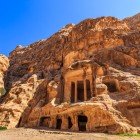 Sit antic nabatean cu fațade săpate în stâncă, înconjurat de natură. Un loc sugestiv care povestește istoria și arta Petra și a nabateenilor.