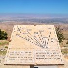 Hartă sculptată a Orientului Mijlociu pe vârful Muntelui Nebo, un simbol istoric care unește geografia sacră și rădăcinile străvechi ale regiunii.