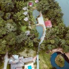 De la lodge vom porni cu barca pe Rio Misahuallí până la La Punta, debarcaderul satului Puerto Misahuallí, în cantonul Tena, provincia Napo.