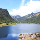 Lacul Papallacta, situat în Anzii din Ecuador, oferă peisaje deosebite, ape cristaline și un cadru natural ideal pentru relaxare, drumeții și ecoturism.