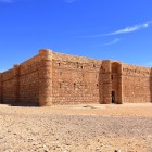 Qasr Kharana, un castel omayyad în deșertul iordanian, impresionează prin sălile sale boltite și arhitectura defensivă din secolul al VII-lea.