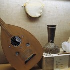 Instrumente muzicale tradiționale iordaniene păstrate în Muzeul Folcloric—oud, tobe și vase—povestesc bogata moștenire sonoră a culturii arabe antice.