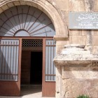 Muzeul Folcloric din Amman sărbătorește tradițiile iordaniene prin meșteșuguri, costume și obiecte de uz zilnic, inima culturii locale.