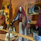 Muzeul Folcloric din Amman expune haine tradiționale de femei, brodate manual, simbol al identității și culturii iordaniene seculară.