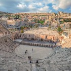 Teatrul Roman din Amman, construit în secolul al II-lea d.Hr., este un exemplu impunător de arhitectură romană cu vedere asupra orașului antic.
