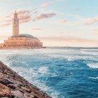 Moscheea Hassan II din Casablanca, una dintre cele mai mari din lume, se deschide spre Oceanul Atlantic cu un minaret înalt de 210 metri.