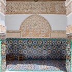 Porticul din jurul curții Medresei Ben Youssef este decorat cu mozaicuri zellige geometrice, sculpturi în lemn și stuc, simbol al artei andaluze și al măiestriei locale.