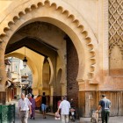 Cartierul Mellah din Fes, fostă zonă evreiască, păstrează piețe animate, sinagogi istorice și o atmosferă unică care reflectă multiculturalitatea orașului.