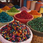 Ierburi aromatice, condimente colorate, ceai de mentă și măsline uscate expuse creează o simfonie de arome și culori în piețele tradiționale din Marrakech.