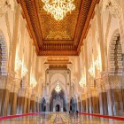Interioarele Moscheii Hassan II impresionează prin tavanele sculptate, mozaicuri colorate, candelabre de cristal și pardoseli din marmură deosebită.
