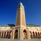 Minaretul Moscheii Hassan II, înalt de 210 metri, este cel mai înalt din lume, având detalii islamice rafinate și o vedere impresionantă spre Oceanul Atlantic.
