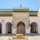 Moscheea Karouine din Fes, fondată în secolul al IX-lea, este una dintre cele mai vechi universități din lume, renumită pentru arhitectura sa islamică și rolul său cultural istoric.