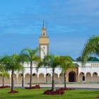 Palatul Regal din Rabat, înconjurat de grădini bine întreținute și luxuriante, oferă o oază de liniște printre fântâni, plante exotice și arhitectură măreață.