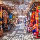 Souk-ul tipic din Marrakech este un labirint de alei colorate, cu tarabe care oferă condimente, țesături, ceramică, bijuterii și artizanat tradițional marocan.