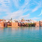 Vedere panoramică a Rabatului cu Oceanul Atlantic, Kasbah-ul Udayas și minaretele istorice care domină capitala Marocului.