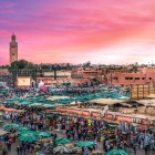 Piața Jemaa el-Fna din Marrakech este un centru animat al orașului, cu tarabe de condimente, mâncare, artizanat și spectacole de artiști stradali printre aleile medinei.