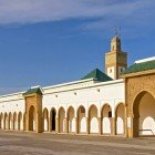 Palatul Regal din Rabat, construit în secolul al XIX-lea, este un simbol al puterii marocane și un exemplu de arhitectură islamică rafinată și grădini tradiționale.