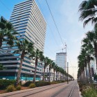 Anfa Boulevard, centrul comercial modern al orașului Casablanca, combină designul contemporan cu spațiile verzi, ideal pentru cumpărături, muncă și relaxare.