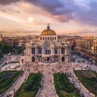 Palatul Artelor Frumoase din Ciudad de México, cu fațada sa din marmură albă și interioare art déco, găzduiește murale, concerte și expoziții, simbol cultural al țării.