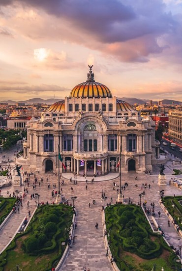 Palatul Artelor Frumoase din Ciudad de México, cu fațada sa din marmură albă și interioare art déco, găzduiește murale, concerte și expoziții, simbol cultural al țării.