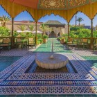 Fântâna centrală a Grădinii Secrete din Marrakech, conectată la sistemul tradițional de irigații, reflectă plantele și aleile, creând o oază de liniște.