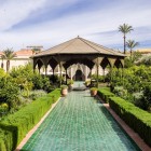 Foișorul central al Grădinii Secrete din Marrakech, înconjurat de plante și fântâni, oferă un colț de liniște în grădina istorică.