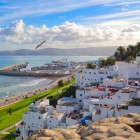 Tanger, poarta între Mediterană și Atlantic, încântă cu piețe vibrante, mii de ani de istorie și un amestec unic de culturi și peisaje impresionante.