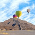 Lângă Ciudad de México se află Teotihuacan, o veche metropolă precolumbiană renumită pentru mărețele Piramide ale Soarelui și ale Lunii și pentru bulevardele sale ceremoniale enigmatice.