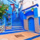 Nuanțele albastre din Chefchaouen decorează alei, porți și scări, creând una dintre cele mai emblematice atmosfere din Maroc.