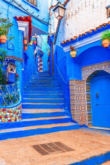 Nuanțele albastre din Chefchaouen decorează alei, porți și scări, creând una dintre cele mai emblematice atmosfere din Maroc.