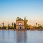 Grădinile Menara din Marrakech oferă priveliști asupra pavilionului istoric și Munților Atlas, printre livezi de măslini și iazuri pitorești.