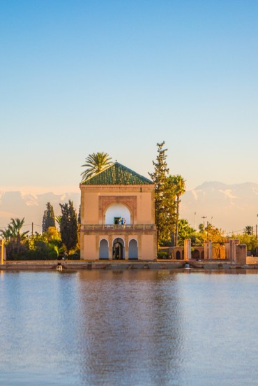 Grădinile Menara din Marrakech oferă priveliști asupra pavilionului istoric și Munților Atlas, printre livezi de măslini și iazuri pitorești.