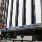 Fațada Hotelului Estoril din Ciudad de México se remarcă prin linii moderne și funcționale, stâlpi verticali, ferestre largi și regulate și o intrare simplă, dar primitoare.