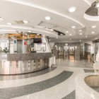 Recepția Hotelului Estoril din Ciudad de México întâmpină cu un tejghea liniară, pardoseli deschise și mobilier simplu, creând o atmosferă luminoasă, ordonată și primitoare.