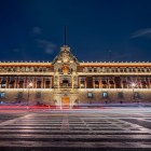 Palatul Național din Ciudad de México, luminat noaptea, oferă un spectacol impresionant: fațada sa istorică strălucește în Zócalo, simbol al puterii și identității.