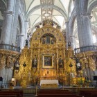 Interiorul Catedralei Metropolitane din Ciudad de México impresionează prin altarul său auriu și decorul baroc, un capodoperă sacră ce îmbină arta, credința și istoria seculară.