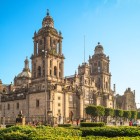 Catedrala Metropolitană din Ciudad de México, situată în Zócalo, încântă prin fațada barocă și neoclasică, turnurile impunătoare și detaliile istorice unice.