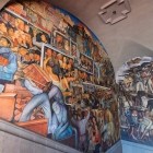 Muralul Mexico Today and Tomorrow realizat de artistul Diego Rivera la Palatul Național înfățișează luptele sociale, speranțele și contrastele țării, îmbinând arta, istoria și viziunea viitorului.