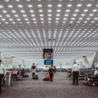 Sala de așteptare a Aeroportului Internațional Benito Juárez din Ciudad de México îi întâmpină pe pasageri cu spații largi, confort modern, magazine și zone de luat masa.