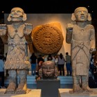Sculpturi ale lui Coatlicue din Coxcatlan și ale Zeului Tânăr din Coxcatlan în fața Pietrei Soarelui aztece la Muzeul Național de Antropologie.