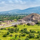 Teotihuacan, un vechi oraș sacru lângă Ciudad de México, încântă prin impunătoarele Piramide ale Soarelui și ale Lunii, bulevarde monumentale și misterele civilizațiilor precolumbiene.