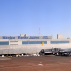 Terminalul 1 al Aeroportului Internațional Benito Juárez din Ciudad de México este unul dintre cele mai mari din Americi, un hub modern cu magazine, restaurante și conexiuni eficiente.