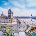 Vedere aeriană a Zócalo-ului, piața principală din Ciudad de México, inima vibrantă a capitalei unde istoria, cultura și viața de zi cu zi se împletesc într-un cadru unic.