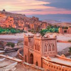Aït Ben Haddou este un ksar antic din pământ roșu, lângă Ouarzazate, patrimoniu UNESCO, faimos pentru turnurile sale crenelate și satele berbere tradiționale.
