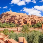 Ait Ben Haddou, patrimoniu UNESCO, este un vechi ksar din pământ roșu între Ouarzazate și deșert, renumit pentru kasbah-urile sale, aleile șerpuitoare și peisajele cinematografice.