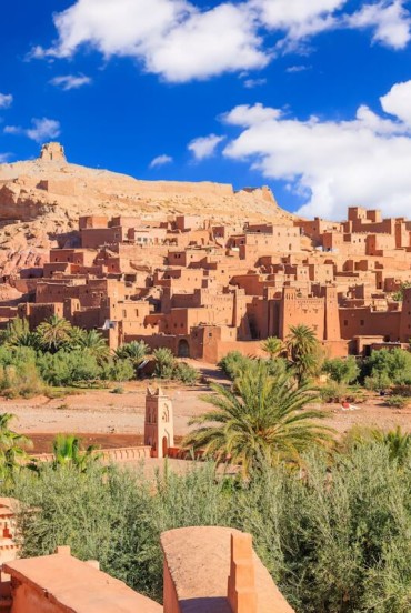 Aït Ben Haddou este un ksar antic din pământ roșu, lângă Ouarzazate, patrimoniu UNESCO, cunoscut pentru turnurile sale crenelate și farmecul satelor berbere tradiționale.