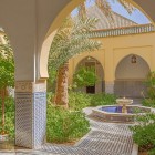 Curtea interioară a mausoleului lui Moulay Ali Cherif prezintă detalii arhitecturale rafinate, arcade sculptate și decorațiuni tradiționale marocane.