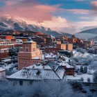 Ifrane sub zăpadă fascinează prin arhitectura europeană, natura nealterată și atmosfere de basm printre munți și bulevarde împădurite.